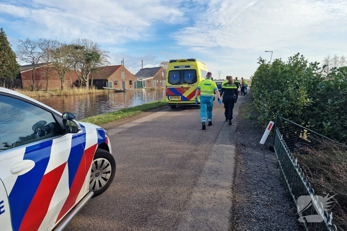 Scooter en personenwagen botsen frontaal