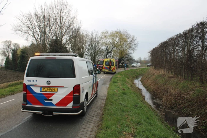Automobilist botst tegen boom