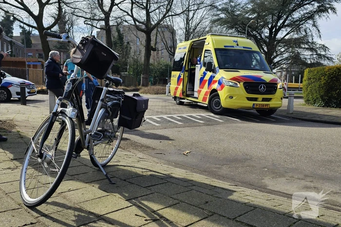 Twee fietsers botsen op kruising