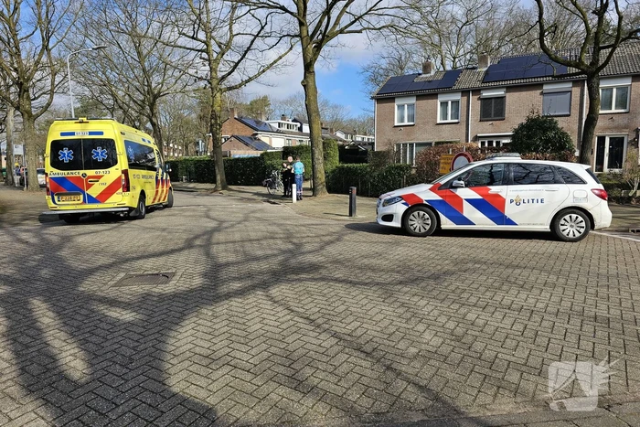 Twee fietsers botsen op kruising