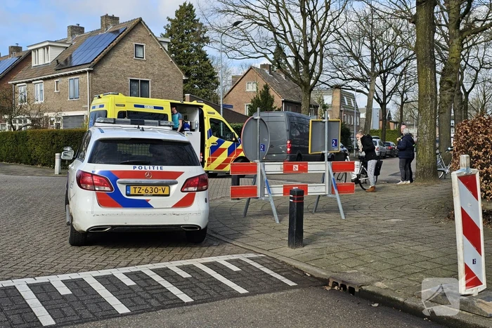 Twee fietsers botsen op kruising