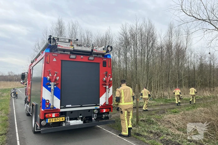 Brandweer en ambulance rijden vast bij spoed melding in bos