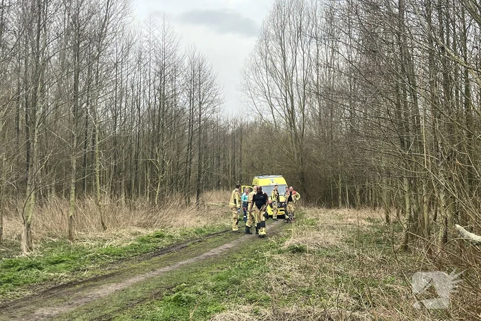 Brandweer en ambulance rijden vast bij spoed melding in bos