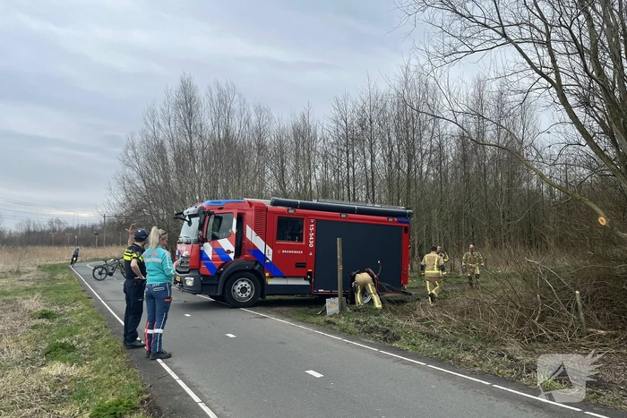Brandweer en ambulance rijden vast bij spoed melding in bos