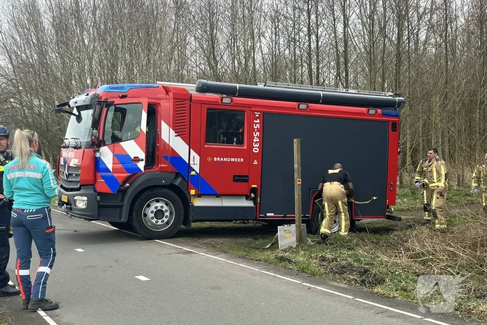 Brandweer en ambulance rijden vast bij spoed melding in bos