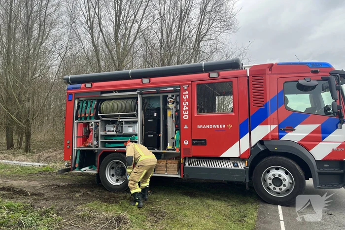 Brandweer en ambulance rijden vast bij spoed melding in bos