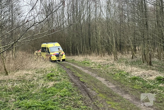 Brandweer en ambulance rijden vast bij spoed melding in bos