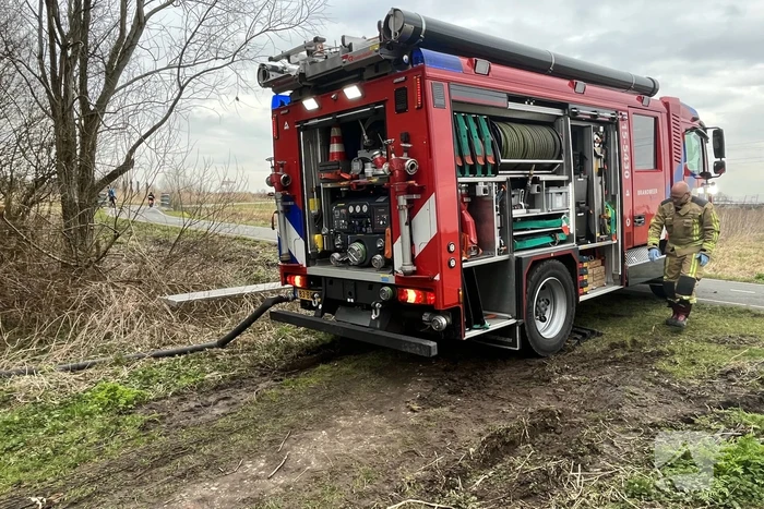 Brandweer en ambulance rijden vast bij spoed melding in bos