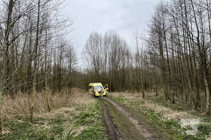 Brandweer en ambulance rijden vast bij spoed melding in bos