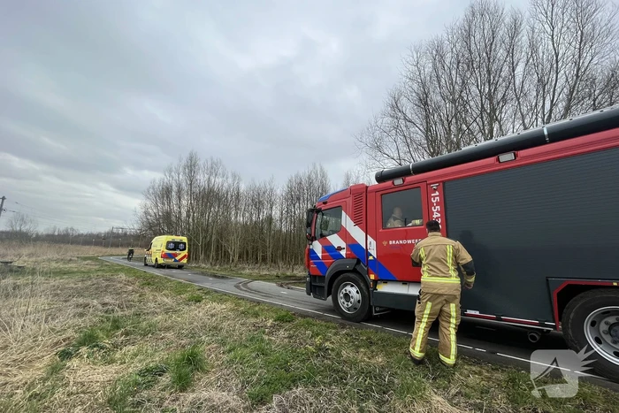 Brandweer en ambulance rijden vast bij spoed melding in bos