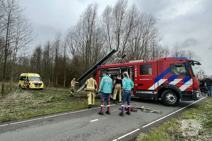 Brandweer en ambulance rijden vast bij spoed melding in bos