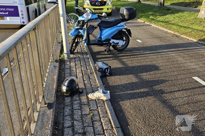 Bezorger gewond na harde val met scooter