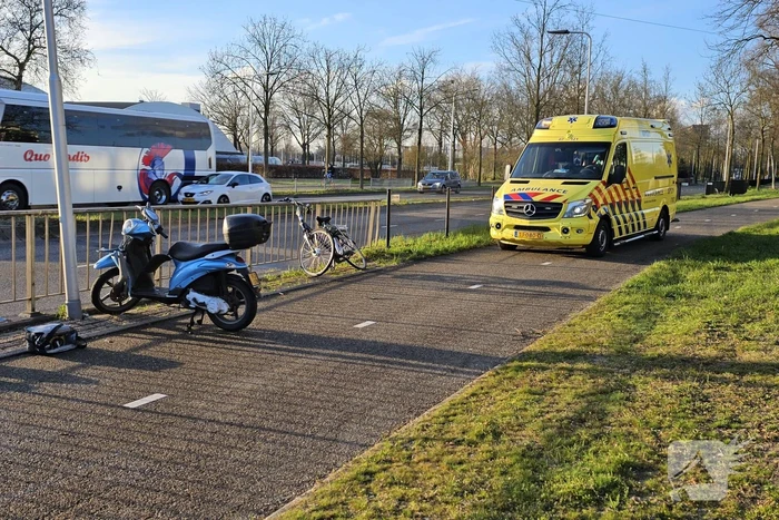 Bezorger gewond na harde val met scooter