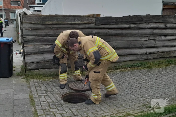 Brandweer verricht metingen in riool vanwege benzinelucht