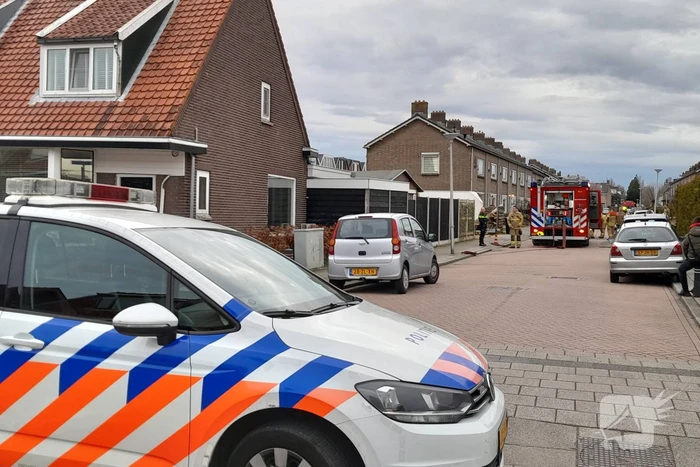 Brandweer verricht metingen in riool vanwege benzinelucht