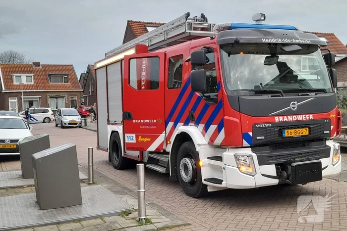 Brandweer verricht metingen in riool vanwege benzinelucht
