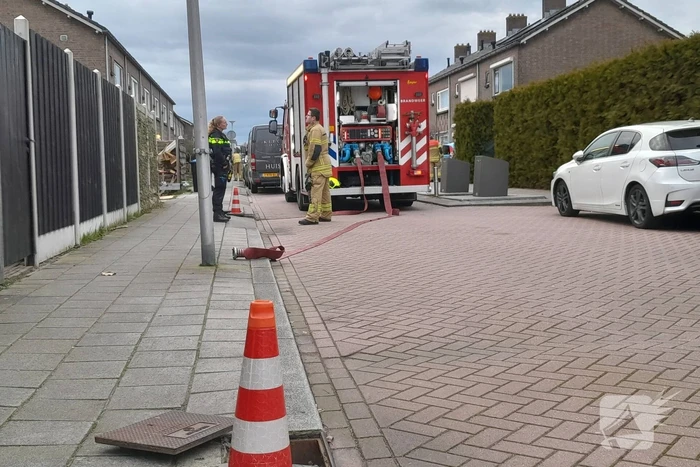 Brandweer verricht metingen in riool vanwege benzinelucht