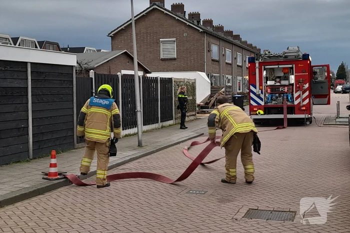 Brandweer verricht metingen in riool vanwege benzinelucht