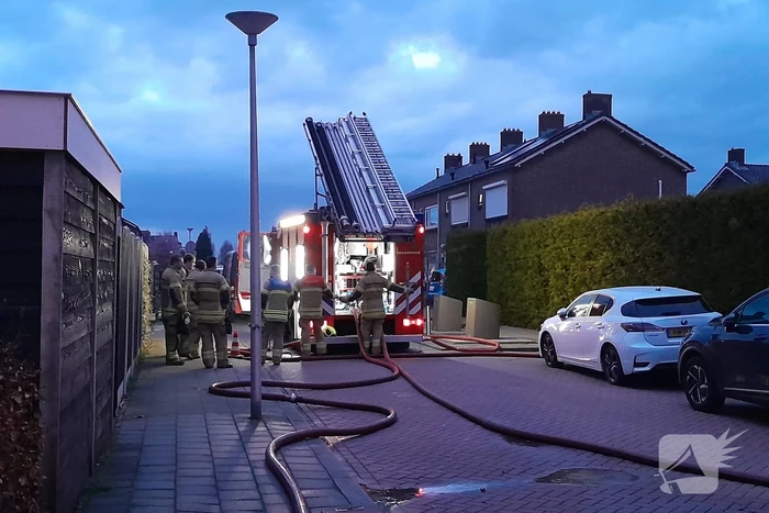 Brandweer verricht metingen in riool vanwege benzinelucht
