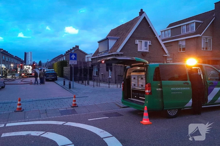 Brandweer verricht metingen in riool vanwege benzinelucht