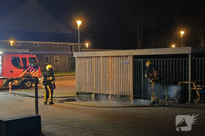 Brandweer blust brand in fietsenhok