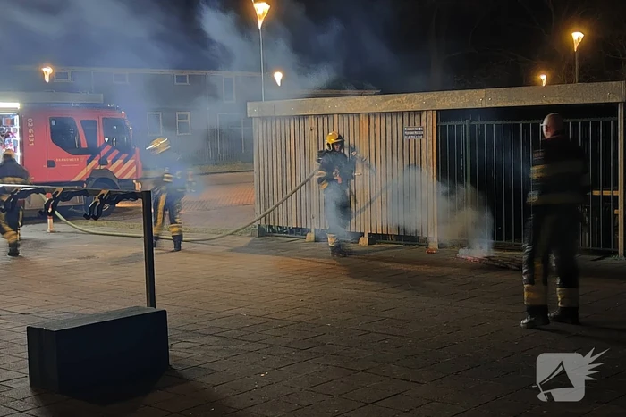 Brandweer blust brand in fietsenhok