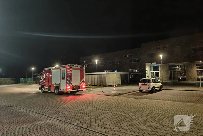 Brandweer blust brand in fietsenhok