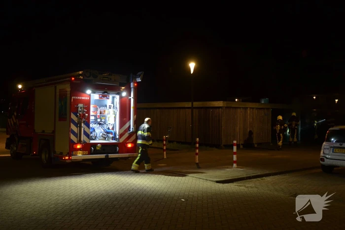 Brandweer blust brand in fietsenhok