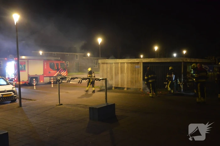 Brandweer blust brand in fietsenhok