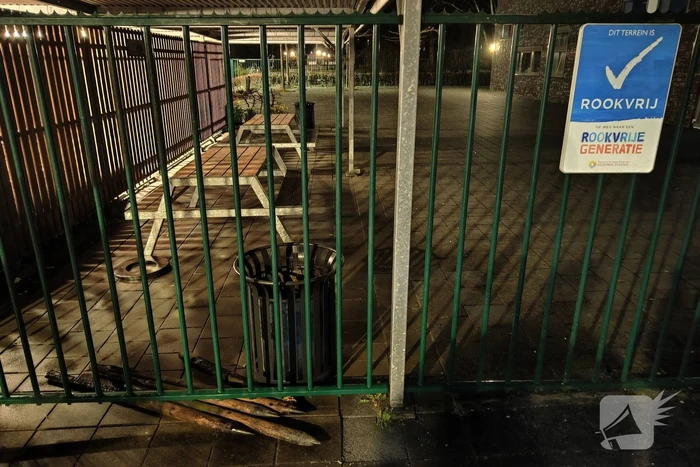 Brandweer blust brand in fietsenhok