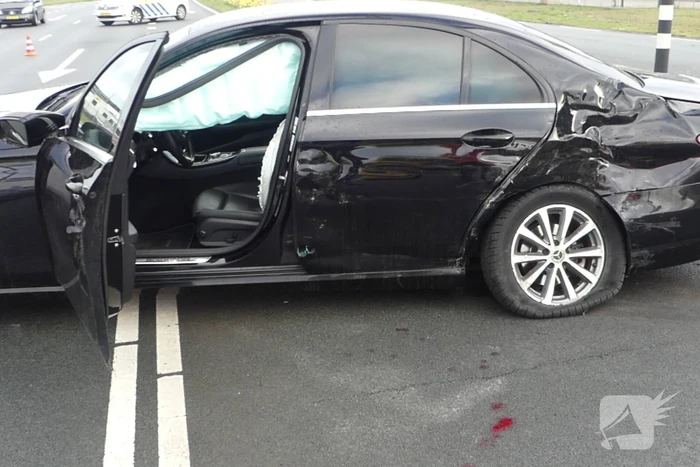 Vrachtwagen en auto in botsing op kruising