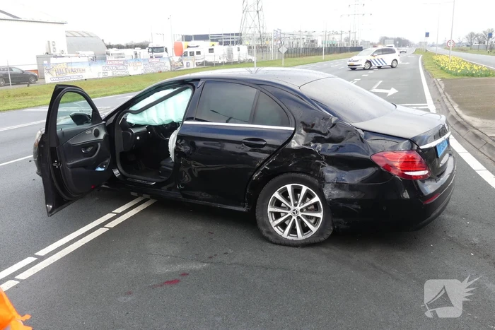 Vrachtwagen en auto in botsing op kruising