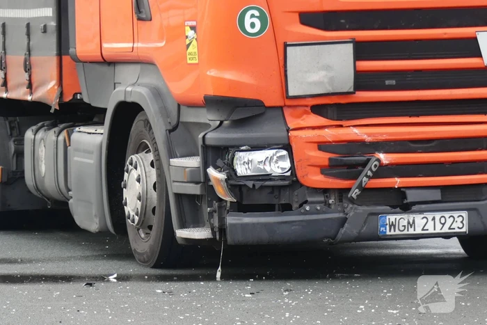Vrachtwagen en auto in botsing op kruising