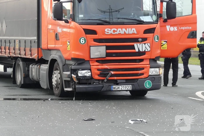Vrachtwagen en auto in botsing op kruising
