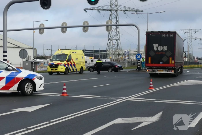 Vrachtwagen en auto in botsing op kruising