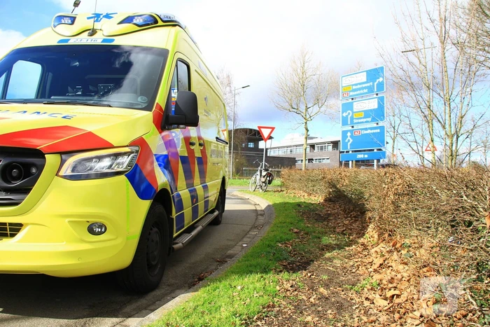 Fietser gewond na harde val op rotonde