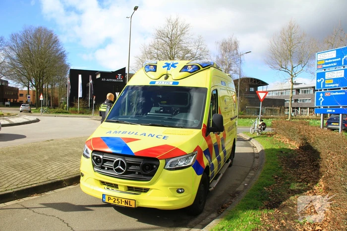 Fietser gewond na harde val op rotonde