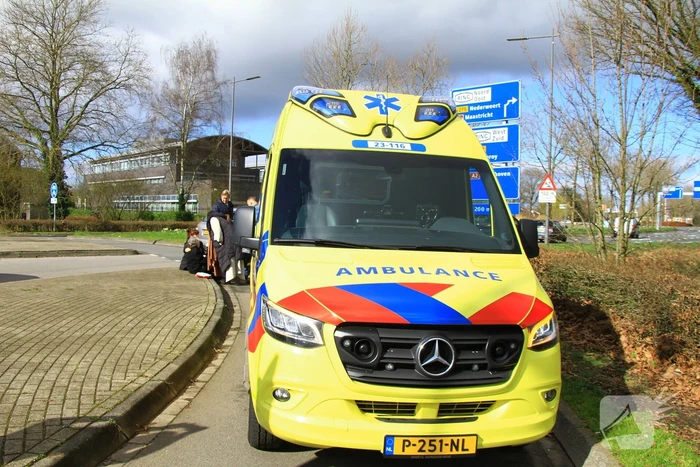 Fietser gewond na harde val op rotonde