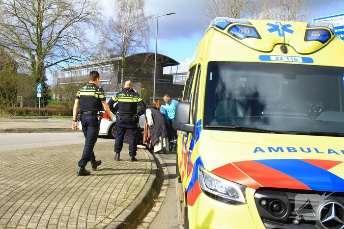 Fietser gewond na harde val op rotonde