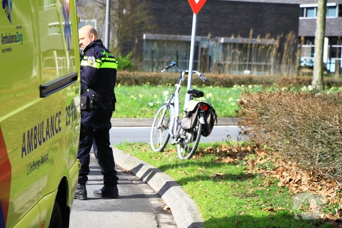 Fietser gewond na harde val op rotonde