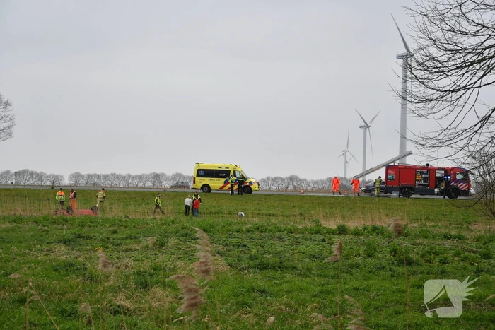 Auto belandt op zijn kop naast snelweg