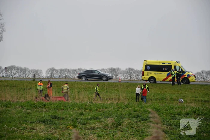 Auto belandt op zijn kop naast snelweg