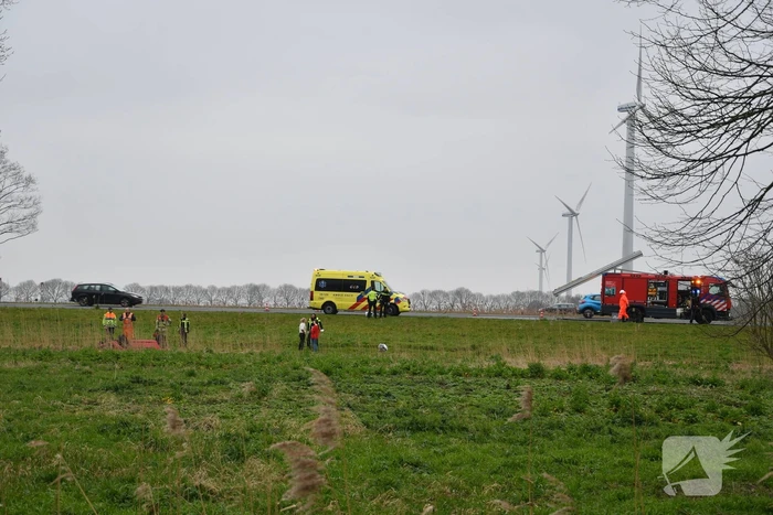 Auto belandt op zijn kop naast snelweg