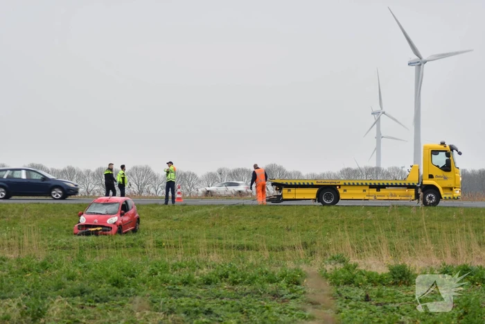 Auto belandt op zijn kop naast snelweg