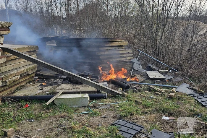 Brandstichting in bouwafval