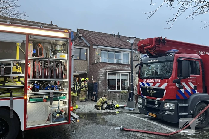 Persoon gewond bij flinke woningbrand