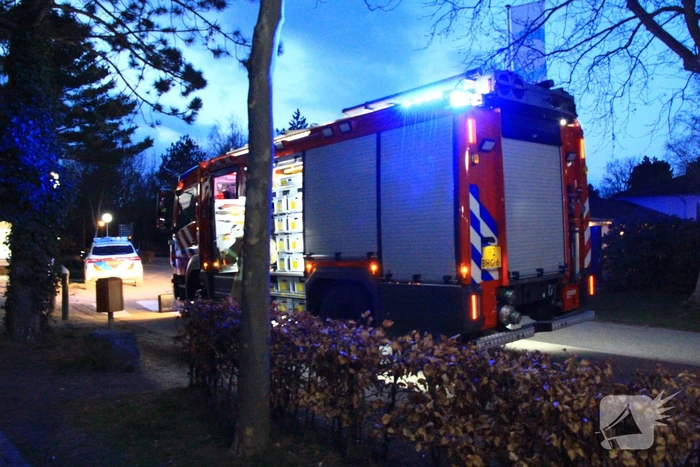 Kind vast in machine van speelhal