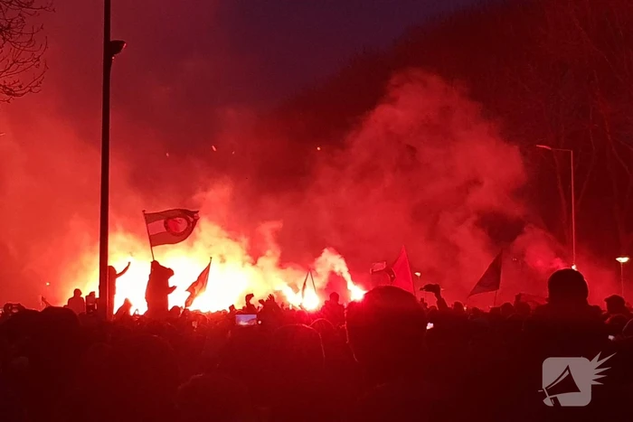 Duizenden fans verwelkomen spelersbus Feyenoord na gewonnen klassieker
