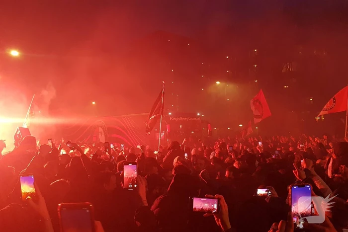 Duizenden fans verwelkomen spelersbus Feyenoord na gewonnen klassieker
