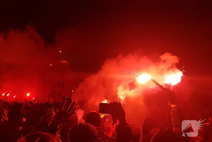 Duizenden fans verwelkomen spelersbus Feyenoord na gewonnen klassieker